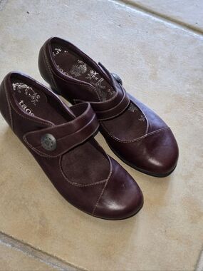 Taos Footwear Burgundy Leather Mary Jane Majesty Low Heel Button Strap Shoes 8.5